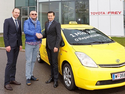 Toyota Prius из таксомоторной компании EcoTaxi Toyota Prius из таксомоторной компании EcoTaxi
