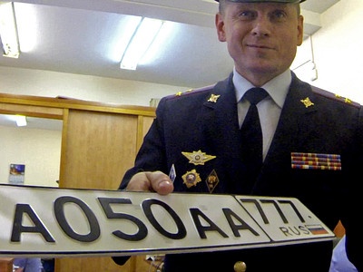 Виктор Коваленко выдает Петру Шкуматову номерной знак серии 777 Виктор Коваленко выдает Петру Шкуматову номерной знак серии 777