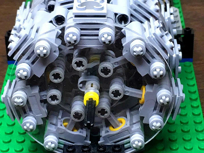 Работники Lego собрали работающий 28-цилиндровый мотор от Boeing