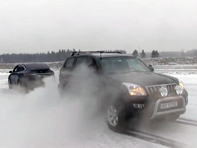 Видео: Tesla Model X против Toyota Land Cruiser