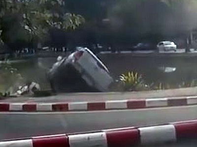 Видео: Водитель пикапа пошел на таран препятствий и угодил в пруд