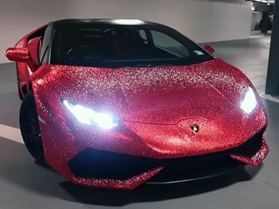 Видео: Для сказочно богатой россиянки Lamborghini обклеили кристаллами «Сваровски»