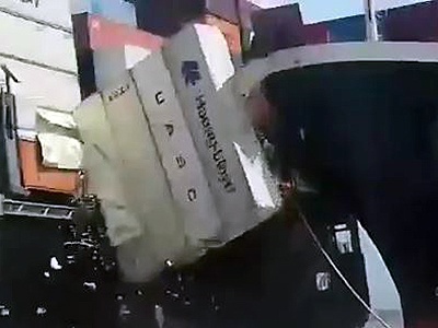 Видео: 21 контейнер с автомобилями затонул из-за притеревшихся кораблей