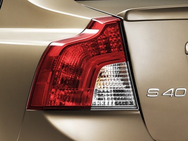 Volvo S40. Световые сигналы экстренноготорможения (EBL) Volvo S40. Световые сигналы экстренноготорможения (EBL)