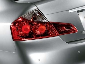 Infiniti M. Задние фонари со светодиодами.