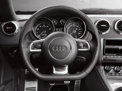 Audi TT RS родстер. Спортивное многофункциональное рулевое колесо Audi TT RS родстер. Спортивное многофункциональное рулевое колесо