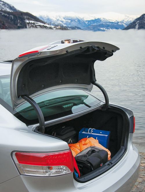 Toyota Avensis. Фото Игоря Кузнецова, 5 колесо.