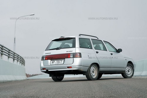 Лада 111? Скорее, привычный ВАЗ-2111: зазоры неровные, крышка бензобака выпирает наружу, дверь багажника углом трется о крыло... Фото Степана Шумахера с сайта autoreview.ru.