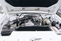 Двигатель Toyota 3RZ-FE в подкапотном пространстве Волги (1998 год). Фото с сайта autoreview.ru.