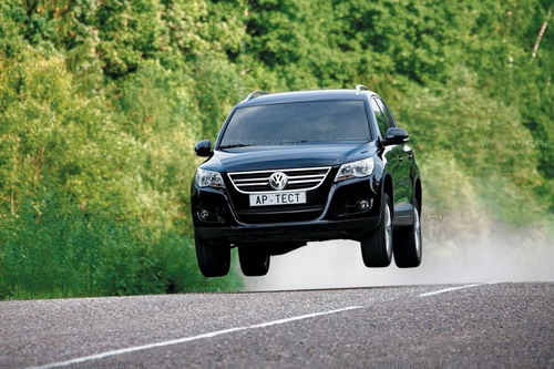 Благодаря собранной, энергоемкой подвеске Tiguan не только хорошо управляется, но и прыгает. И, что еще важнее, хорошо приземляется. Фото Степана Шумахера с сайта autoreview.ru. Благодаря собранной, энергоемкой подвеске Tiguan не только хорошо управляется, но и прыгает. И, что еще важнее, хорошо приземляется. Фото Степана Шумахера с сайта autoreview.ru.