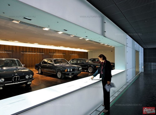 «Медиатектурный» музей BMW: ряд предшественников нынешней «семерки» меркнет на фоне светящихся стен и столов с интерактивными текстами, управляемыми касанием руки. Слева — «кинетическая скульптура» из сотен движущихся шариков. Фото BMW с сайта autoreview.ru. «Медиатектурный» музей BMW: ряд предшественников нынешней «семерки» меркнет на фоне светящихся стен и столов с интерактивными текстами, управляемыми касанием руки. Слева — «кинетическая скульптура» из сотен движущихся шариков. Фото BMW с сайта autoreview.ru.