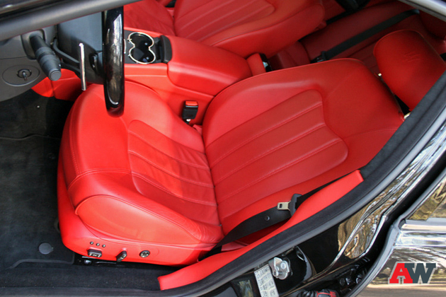 Передние кресла удобны и имеют массу регулировок, но подогрев, значащийся в списке базового оборудования, нам найти не удалось