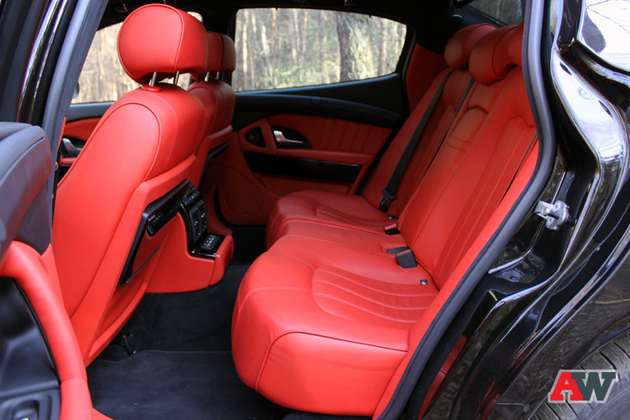 Сзади посадка коммандирская, выше передних седоков сантиметров на 15