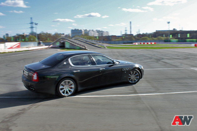 Несмотря на откровенную недостаточную поворачиваемость, Quattroporte может поиграть боками при более настойчивом обращении с газом и рулём