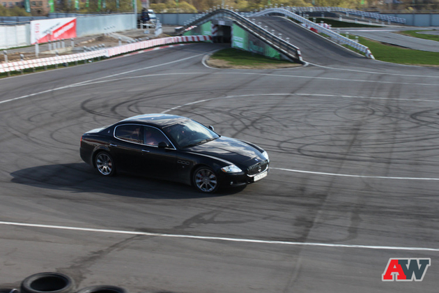 Однако и на треке она в первую очередь поражает звуком 430-сильного атмосферного высокооборотистого мотора