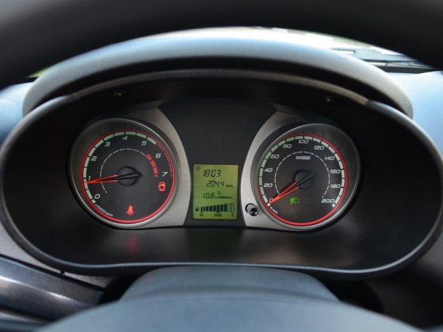 Унифицированный с Granta щиток приборов с маршрутным компьютером для новой «Калины» поставляет российская фирма «Итэлма». У «Калины» свои шкалы тахометра и спидометра, но как и у «Гранты», здесь тоже нет указателя температуры охлаждающей жидкости, есть только лампа, сигнализирующая о перегреве. Странное решение для наших условий... С другой стороны, удобно, что у машины с «автоматом» в правом углу экрана отображается не только диапазон коробки, но и номер передачи.