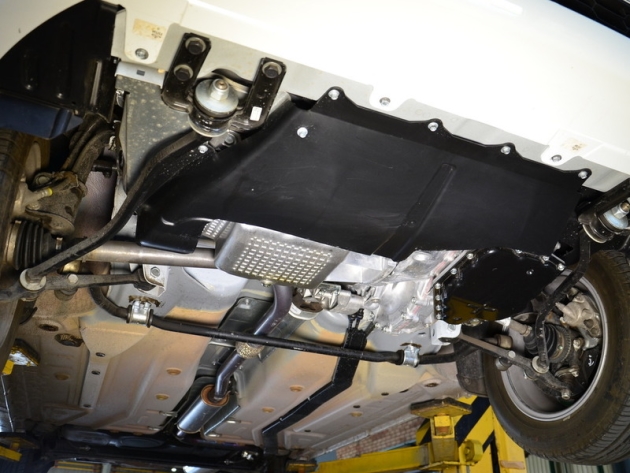 Под установку японского «автомата» (он виден справа) был изменен изгиб передних нижних рычагов подвески, а для вазовского мотора сделан оригинальный литой алюминиевый картер, на котором расположена нижняя опора для коробки. С завода автомобиль выходит только с пылезащитным пластиковым «фартуком», стальную же защиту придется покупать отдельно.