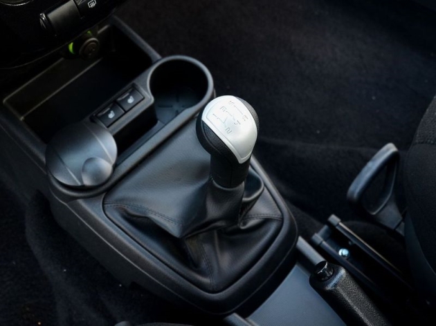 Задняя передача в новой механической коробке теперь расположена по схеме «напротив пятой», взамен прежней схемы «левее первой», когда рычаг коробки мог упираться в подушку сиденья.