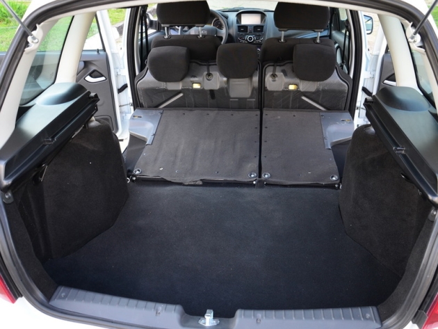 Объем багажников, схема раскладки задних диванов, наличие полноразмерных «запасок» под полом — на новых хэтчбеках и универсалах «Калина» все это не изменилось. Но «вазовцы» наконец-то доработали багажную полку, которая изводила не одно поколение «калиноводов»! В универсале из боковин этой полки убрали колонки магнитолы (они теперь в задних дверях), что расширило погрузочный проем проем, добавили в них новые крючки для сумок (хотя вид у них, честно говоря, хлипкий) и надежнее прикрутили к кузову, чтобы уменьшить скрипы. Сама складная полка в разложенном виде теперь опирается на резинки, а к двери крепится на съемных веревочках.