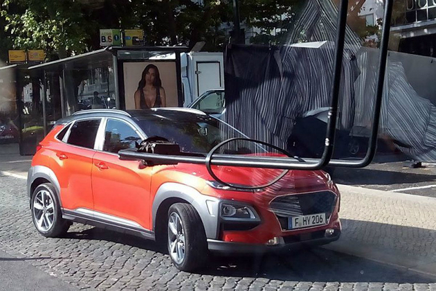 Кроссовер DS X в первый раз попал в объектив